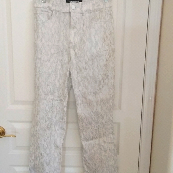 Express Denim - Express Cropped Straight Super High Rise Size: 6